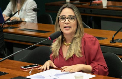 Rejane Dias exige do governo federal a entrega de 20 tratores agrícolas para o Piauí